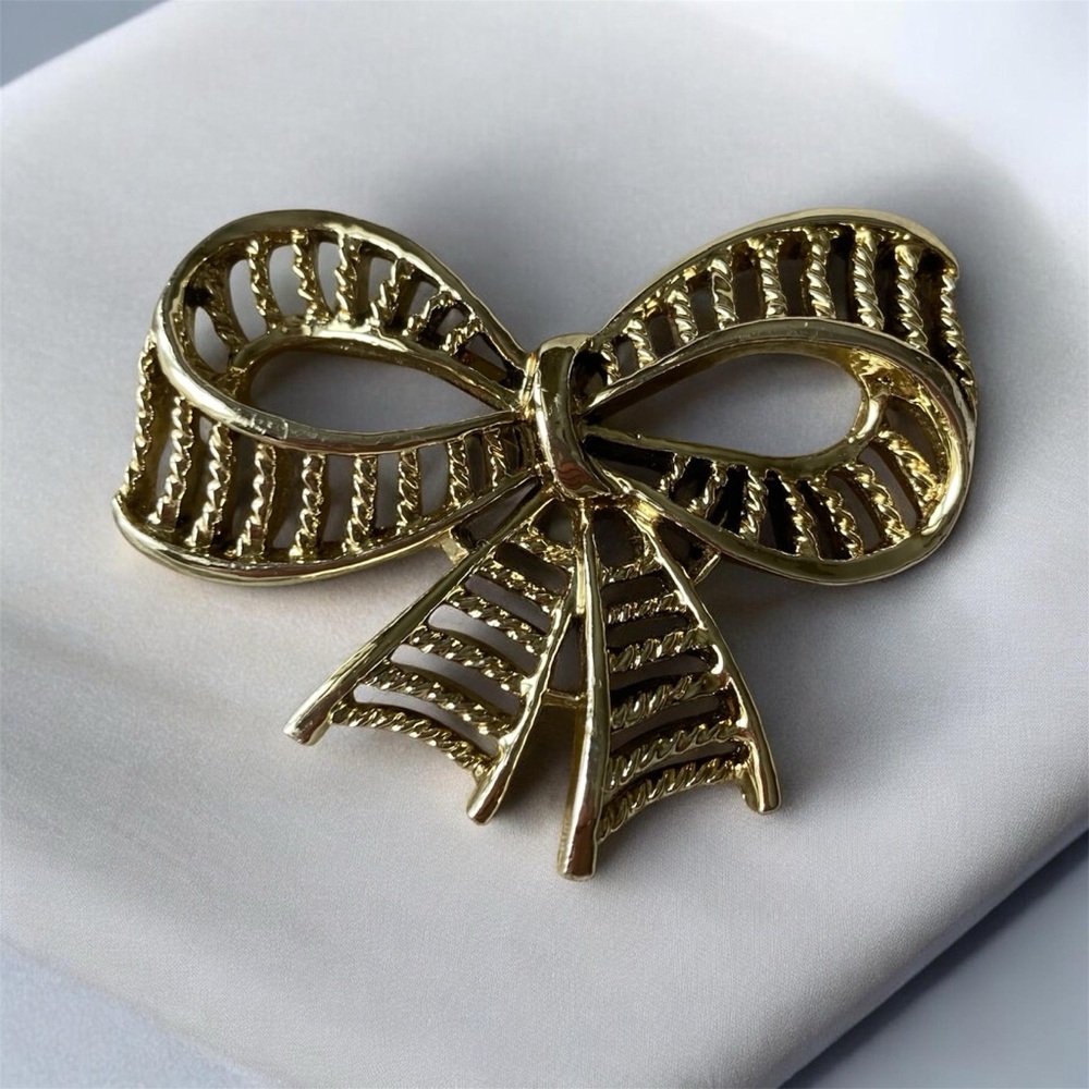 Gerry’s vintage gold tone bow brooch with open ladder design